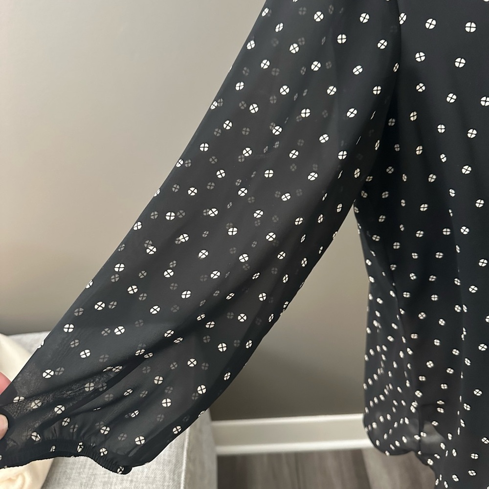 Never worn Jones New York Black and White Patterned Top
#5 - Picture 2 of 4